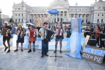 Buenos Aires.- En la foto tomada el 11 de enero de 2024, diferentes sectores de la cultura reqalizan un "Musicazo" hoy en la Plaza del Congreso, para alertar sobre el impacto negativo para el sector con las modificaciones incluidas en la ley de "Bases y Puntos de Partida para la Libertad de los Argentinos", dado que "se incluye el desfinanciamiento del Instituto Nacional de la Música (Inamu) y la eliminación del Fondo Nacional de las Artes (FNA)".