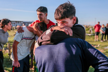 Mar de Ajó, Argentina.- In the photos taken on January 2, 2024, the remains of Tomás Tello Ferreyra, the 18-year-old young man murdered by a stab wound to the chest after being attacked by a gang in Santa Teresita, were buried in the Mar de Ajó cemetery after the funeral procession, in which hundreds of neighbors and friends of the victim participated, moved from the funeral home and stopped in front of the victim's home.