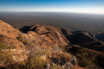 Córdoba, Argentina.- En la foto tomada el 23 de enero de 2024, los volcanes de Pocho, una cadena de cráteres de la era cenozoica enclavada en el noroeste de la provincia de Córdoba, se proponen como alternativa para los amantes del turismo aventura que gustan de largas caminatas en paisajes insólitos, campamentos y tesoros arqueológicos.