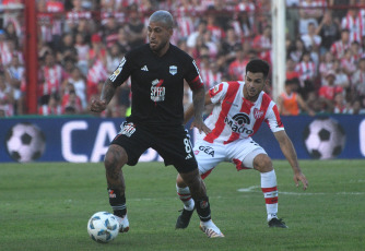 Córdoba, Argentina.- In the photos taken on January 25, 2024, during the match between Deportivo Riestra and Instituto on the first date of zone A of the Professional League Cup at the Monumental stadium in Alta Córdoba. "Gloria" and "Malevo" tied 0-0. The local team was closer despite playing with 10 from the 39th minute of the first half due to the expulsion of Gregorio Rodríguez.