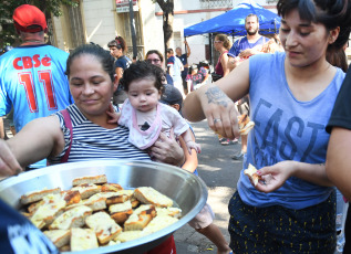 Buenos Aires- En la foto tomada el 6 de enero de 2024, la asociación civil Tierra, Techo y Trabajo realizó una jornada de festejo sobre la calle Padilla, entre Acevedo y Malabia, en el barrio porteño de Villa Crespo.