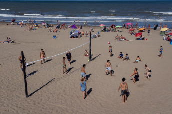 Mar del Plata, Argentina.- In the photos taken on January 21, 2024, with a sunny day and rising temperatures, people visit Mar del Plata and its surroundings to enjoy its beaches. This weekend represented the best of the 2024 summer season for the city of Mar del Plata. After the low expectations caused by the first days of January, tourism grew in accommodation, circulation through the most visited spaces and transit through the accesses to the city.