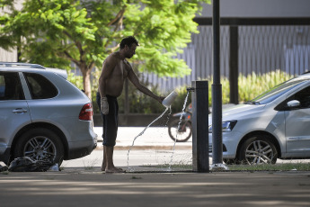 Buenos Aires, Argentina.- En las fotos tomadas el 30 de enero del 2024, muestra las calles de Buenos Aires en medio de la ola de calor que atraviesa el país. Este martes empezó una ola de calor en grandes zonas de la región centro y norte de la Argentina. Por lo que el país tendrá las temperaturas más altas de América durante los próximos días. Será un calor persistente, con noches por encima de los 30 grados, hasta el fin de semana.