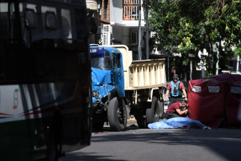 Buenos Aires.- In the photo taken on January 12, 2024, two people died this morning after a collision between a truck and a bus of the line 99 in the porteño neighborhood of Balvanera and five injured were transported to receive assistance by polyraumatismos, reported the head of the Emergency Medical Care System &#40;SAME&#41;, Alberto Crescenti.