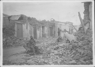 San Juan- En la foto de archivo, escenas del terremoto. Leé: Una muestra conmemorará el 80° aniversario del terremoto de 1944 El terremoto del 15 de enero de 1944 fue la mayor tragedia que recuerda el pueblo argentino. Estiman cerca miles de muertos, de una cifra aún mayor de heridos (datos aun inciertos), y de la destrucción casi total de una ciudad. Los efectos llegaron también a Córdoba, La Rioja, Mendoza y San Luis. En realidad, las consecuencias del sismo fueron desproporcionadas comparándolas con su intensidad. Fueron segundos interminables. El movimiento telúrico fue a las 20.49 horas y alcanzó 7,4 grados de magnitud en Escala Richter y una intensidad máxima de IX grados en la Escala Mercalli modificada. El epicentro se ubicó a 20 kilómetros al norte de la ciudad de San Juan, en las proximidades de la localidad de La Laja, en el departamento Albardón.