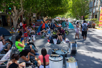 Neuquén, Argentina.- En las fotos tomadas el 30 de enero del 2024, movimientos sociales de Neuquén comenzaron un acampe en las puertas de la Casa de Gobierno provincial, en reclamo de la continuidad laboral de 740 familias y de un pago que estaba comprometido para el mes de diciembre, cuya falta "atenta contra la asistencia social a comedores".