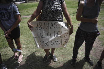 Delta de Tigre, Argentina.- En las fotos tomadas el 3 de enero del 2024, habitantes de las islas del Delta de Tigre realizaron una asamblea en la estación fluvial ante 'la falta de respuestas del comité de crisis' por los cortes del suministro de electricidad que afectan a cientos de usuarios tras el temporal del 17 de diciembre pasado. La empresa Edenor, prestadora del servicio eléctrico en la zona de islas, informó que el 56