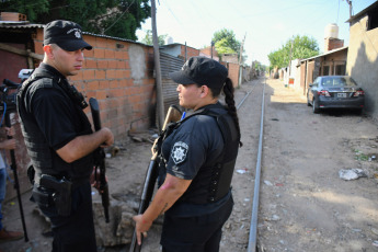 Rosario.- En la foto tomada el 11 de enero de 2024, el ministro de Seguridad de Santa Fe, Pablo Cococcioni, afirmó hoy que existre un comprimiso "a dar una respuesta inmediata" para "reestablecer el orden jurídico en la provincia", al participar en la ciudad de Rosario de la demolición del primer "búnker" de venta de drogas al menudeo desde la entrada en vigencia de la ley de desfederalización de ese delito.