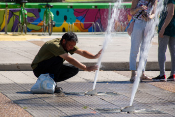 Neuquén, Argentina.- En las fotos tomadas el 17 de enero del 2024, muestra la capital de Neuquén en medio de una nueva jornada de calor. Neuquén se ubicó como la ciudad más calurosa del país este miércoles, registrando temperaturas cercanas a los 38 grados centígrados, según informó la Autoridad Interjurisdiccional de Cuencas (AIC). Además, dos ciudades de Río Negro y otra de Chubut quedaron en el top 5 nacional.