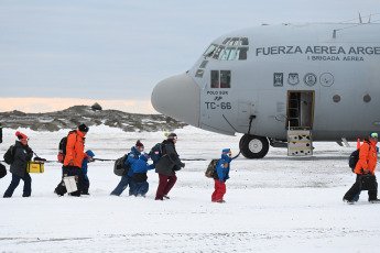 Antarctica.- In the photo taken on January 17, 2024, the families who wintered at the Argentine Esperanza Antarctic Base undertook the return to their homes in the plane Hercules C-130 from the base Marambio to Río Gallegos, after being temporarily housed in the icebreaker ARA Almirante Irízar (RHAI) until this Tuesday morning. These are seven families with a total of 12 children, 4 adolescents and 2 young people, in an age range of 5 to 20 years.