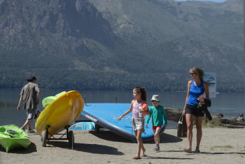 Bariloche, Argentina.- En las fotos tomadas el 23 de enero del 2024, miles de locales y turistas colman las playas lacustres de San Carlos de Bariloche durante la temporada de verano. El Servicio Meteorológico Nacional (SMN), emitió alertas amarillas por calor y temperaturas extremas para ocho provincias. El organismo meteorológico indicó que las áreas afectadas alcanzarán a todo el territorio de Tierra del Fuego y Río Negro, sur y oeste de Santa Cruz, este de Chubut, este de Neuquén y Mendoza, oeste de La Pampa y sur de Buenos Aires.