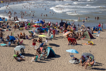 Mar del Plata, Argentina.- In the photos taken on January 21, 2024, with a sunny day and rising temperatures, people visit Mar del Plata and its surroundings to enjoy its beaches. This weekend represented the best of the 2024 summer season for the city of Mar del Plata. After the low expectations caused by the first days of January, tourism grew in accommodation, circulation through the most visited spaces and transit through the accesses to the city.