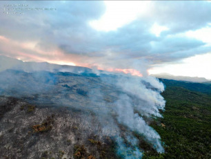 Patagonia, Argentina.- En las fotos tomadas el 30 de enero del 2024, muestra los incendios forestales que afectan el Parque Nacional Los Alerces, y que "tiene ya una extensión de más de dos mil hectáreas", informó el intendente Danilo Hernández Otaño. En el lugar, trabajan alrededor de 200 combatientes con herramientas manuales y líneas de agua para controlar el fuego, activo desde hace cinco días.