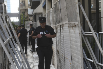 Buenos Aires.- In the photo of January 5, 2024, the social organization Somos Barrios de Pie, led by Daniel Menéndez, will hold a mobilization today in front of the Hotel Libertador, where President Javier Milei is staying, to protest "the lack of food in community canteens". Federal police officers fenced the hotel.