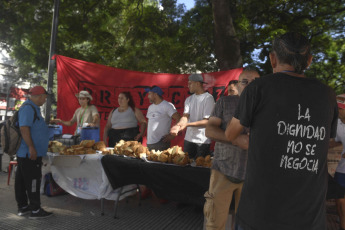 Buenos Aires, Argentina.- En las fotos tomadas el 19 de enero del 2024, militantes y dirigentes de la Asociación Civil Proyecto 7 realizaron un desayuno frente al edificio del Ministerio de Capital Humano, en rechazo al decreto de necesidad y urgencia (DNU) que emitió el Gobierno Nacional, por considerar que "vulnera todos los derechos humanos", y en defensa de las personas en situación de calle, informaron voceros del sector.