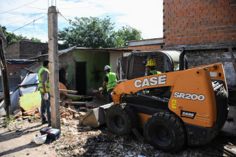 Rosario.- En la foto tomada el 11 de enero de 2024, el ministro de Seguridad de Santa Fe, Pablo Cococcioni, afirmó hoy que existre un comprimiso "a dar una respuesta inmediata" para "reestablecer el orden jurídico en la provincia", al participar en la ciudad de Rosario de la demolición del primer "búnker" de venta de drogas al menudeo desde la entrada en vigencia de la ley de desfederalización de ese delito.