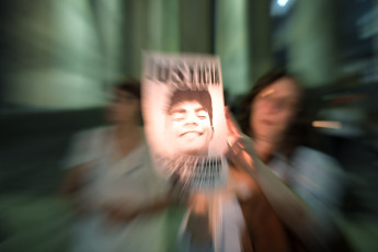 Buenos Aires, Argentina.- En la foto tomada el 18 de enero de 2024, Graciela Sosa, y su esposo, Silvino Báez, durante una concentración y misa interreligiosa en las escalinatas de la Facultad de Derecho de la Universidad de Buenos Aires (UBA), donde recordaron a su hijo Fernando Báez Sosa (18), el joven que fue asesinado a golpes hace cuatro años a la salida de un boliche de Villa Gesell por un grupo de rugbiers.