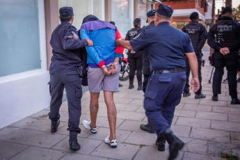 Mar de Ajó, Argentina.- En las fotos tomadas el 4 de enero del 2024, el fiscal a cargo de la investigación, Pablo Gamaleri, se hallaba en las oficinas judiciales de la localidad balnearia de Mar de Ajó, donde indagaba a los siete detenidos mayores de edad. Un nuevo sospechoso fue detenido como acusado de participar del crimen de Tomás Tello Ferreyra, el joven de 18 años asesinado a puñaladas por una patota en la localidad bonaerense de Santa Teresita. Mientras que cuatro de los siete mayores de edad aprehendidos se negaron a declarar ante el fiscal de la causa, informaron fuentes judiciales.