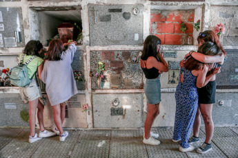 Mar de Ajó, Argentina.- En las fotos tomadas el 2 de enero del 2024, los restos de Tomás Tello Ferreyra, el joven de 18 años asesinado de una puñalada en el pecho la ser atacado por una patota en Santa Teresita, fueron inhumados en el cementerio de Mar de Ajó luego de que el cortejo fúnebre del que participaron centenares de vecinos y amigos de la víctima se trasladó desde la casa de sepelios y se detuvo frente al domicilio de la víctima.