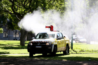 Buenos Aires, Argentina.- In the photos taken on January 3, 2024, the Ministry of Public Space and Urban Hygiene of Buenos Aires reinforced the disinfestation of 29 parks, squares and green spaces due to the proliferation of mosquitoes in the City. 2023 marked a record for reported cases of dengue in Argentina, with about 135,000 people infected and about 70 deaths from the disease transmitted by the Aedes aegypti mosquito, according to data from the Ministry of Health.