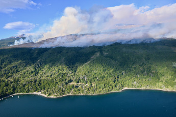 Patagonia, Argentina.- En las fotos tomadas el 30 de enero del 2024, muestra los incendios forestales que afectan el Parque Nacional Los Alerces, y que "tiene ya una extensión de más de dos mil hectáreas", informó el intendente Danilo Hernández Otaño. En el lugar, trabajan alrededor de 200 combatientes con herramientas manuales y líneas de agua para controlar el fuego, activo desde hace cinco días.