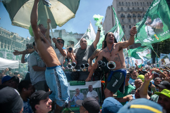 Buenos Aires, Argentina.- In the photos taken on January 24, 2024, protesters at Plaza Congreso, with partial cuts to traffic, within the framework of the strike and mobilization called by the CGT. Argentina is experiencing its first general strike since 2019, called by the country's main union center, against the extensive reforms promoted by the government of libertarian Javier Milei.