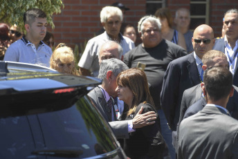 Buenos Aires, Argentina.- En las fotos tomadas el 23 de enero del 2024, la Ministra de Seguridad, Patricia Bullrich (centro), asiste al velatorio de Umma Aguilera, la niña de 9 años e hija de un custodio de la ministra, que fue asesinada este lunes de un balazo en la cabeza por delincuentes durante un intento de robo en el partido de Lomas de Zamora.