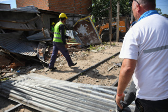 Rosario.- En la foto tomada el 11 de enero de 2024, el ministro de Seguridad de Santa Fe, Pablo Cococcioni, afirmó hoy que existre un comprimiso "a dar una respuesta inmediata" para "reestablecer el orden jurídico en la provincia", al participar en la ciudad de Rosario de la demolición del primer "búnker" de venta de drogas al menudeo desde la entrada en vigencia de la ley de desfederalización de ese delito.