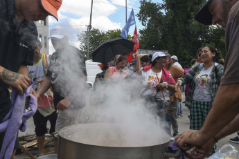 Buenos Aires, Argentina.- En las fotos tomadas el 17 de enero del 2024, movimientos sociales y territoriales iniciaron una "Jornada nacional de lucha hacia el paro nacional del 24 de este mes", que consiste en la realización de "distintas acciones en todo el país para frenar el ajuste del Gobierno", entre las que se encuentran la realización de asambleas en distintos puntos de la Ciudad Autónoma de Buenos Aires y la instalación de radios abiertas en las estaciones Retiro, Once y Constitución.