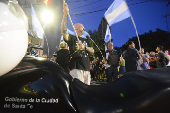 Santa Fé, Argentina.- En las fotos tomadas el 4 de enero del 2024, en el microcentro de la ciudad de Santa Fe Capital, se realizó un nuevo cacerolazo contra las medidas económicas. Es el tercer jueves consecutivo que se realiza esta convocatoria en rechazo a las medidas nacionales, como la Ley de Alquileres, al mega DNU y a la ley de desguace y privatizaciones enviada por el presidente Javier Milei al Congreso la semana pasada.