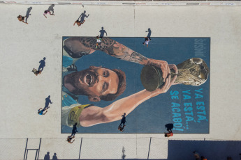 Mar del Plata, Argentina.- En las fotos tomadas el 15 de enero del 2024, muestra el mural de Lionel Messi pintado por dos artistas de la ciudad de Mar del Plata. El mural, de casi 100 metros cuadrados en el piso de cemento de una cancha de fútbol, en un balneario de Punta Mogotes, homenajea a Lionel Messi un año después de haber comandado a la selección Argentina que se consagró campeona del mundo en Qatar.