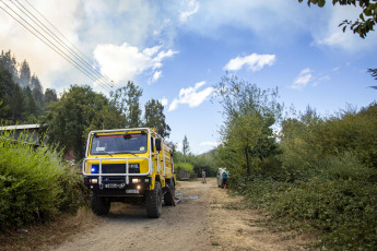 Río Negro, Argentina.- En la foto tomada el 23 de enero de 2024, el Servicio de Prevención y Lucha contra Incendios Forestales (SPLIF) de la localidad rionegrina de El Bolsón realizó advertencias y recomendaciones a turistas y pobladores acerca de las altas temperaturas que azotan a la zona y el peligro de posibles incendios provocados por las mismas.