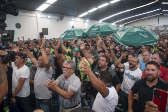 Buenos Aires, Argentina.- En las fotos tomadas el 19 de enero del 2024, con la mirada puesta en el paro general del miércoles 24 de enero convocado por la Confederación General del Trabajo (CGT), el Sindicato de Camioneros se reúne en una asamblea informativa en la que participan más de mil delegados, en la que ratificaron la jornada de movilización.