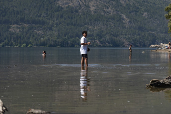 Bariloche, Argentina.- En las fotos tomadas el 23 de enero del 2024, miles de locales y turistas colman las playas lacustres de San Carlos de Bariloche durante la temporada de verano. El Servicio Meteorológico Nacional (SMN), emitió alertas amarillas por calor y temperaturas extremas para ocho provincias. El organismo meteorológico indicó que las áreas afectadas alcanzarán a todo el territorio de Tierra del Fuego y Río Negro, sur y oeste de Santa Cruz, este de Chubut, este de Neuquén y Mendoza, oeste de La Pampa y sur de Buenos Aires.