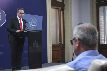 Buenos Aires, Argentina.- En las fotos tomadas el 22 de enero del 2024, el vocero presidencial Manuel Adorni, brindó una conferencia de prensa en Buenos Aires, Argentina. El Gobierno le respondió con dureza a Pepe Albistur, ex secretario de Medios del kirchnerismo, luego de que vaticinara un final adelantado de la administración que encabeza Javier Milei. “Entendemos que hay sectores que están perdiendo el poder que siempre tuvieron, y que pensaron jamás perderlo, pero la verdad es que esta especie de ‘golpistas de reposeras' desde los mejores lugares y la mejor posición, hablando de cómo frenar el desarrollo de la Argentina", destacó Adorni.