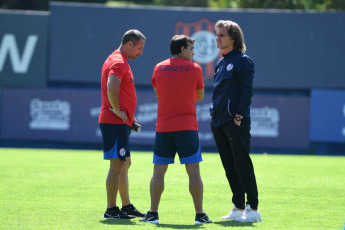 Buenos Aires.- In the photo taken on January 8, 2024, the San Lorenzo team resumed their pre-season training in Ciudad Deportiva on Monday, waiting for three players who have agreed their contract but have not yet formalized it: archer Facundo Altamirano and Colombians Carlos "La Roca" Sánchez and Jhohan Romaña. The team of Rubén Insua will leave tomorrow for Uruguay to begin the preseason.