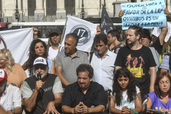 Buenos Aires, Argentina.- En las fotos tomadas el 29 de enero del 2024, miembros de la Unidad Piquetera, asambleas populares y sindicalismo combativo, dieron una conferencia de prensa en la Plaza del Congreso para rechazar la Ley Ómnibus y el protocolo represivo.