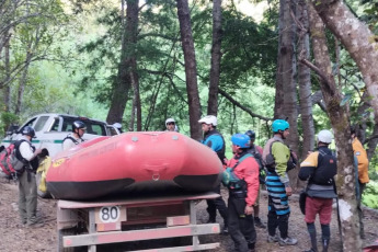 Rio Negro, Argentina.- In the photos taken on January 3, 2024, authorities of the Nahuel Huapi National Park are carrying out the search for a 23-year-old young man from the province of Buenos Aires who disappeared when entering the Manso River-Villegas Section , located in Río Negro in the border area towards Chilean territory.