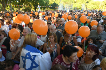 Buenos Aires, Argentina.- In the photos taken on January 17, 2024, relatives and friends in Argentina of Kfir Bibas, the youngest of those kidnapped during the Hamas attack on Israel on October 7, celebrated his first birthday "no happy” with orange balloons, alluding to his red hair, and asked for his release.