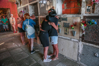 Mar de Ajó, Argentina.- En las fotos tomadas el 2 de enero del 2024, los restos de Tomás Tello Ferreyra, el joven de 18 años asesinado de una puñalada en el pecho la ser atacado por una patota en Santa Teresita, fueron inhumados en el cementerio de Mar de Ajó luego de que el cortejo fúnebre del que participaron centenares de vecinos y amigos de la víctima se trasladó desde la casa de sepelios y se detuvo frente al domicilio de la víctima.