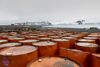 Antarctica.- In the photo taken on January 11, 2024, a team of specialists headed by the biochemist and doctor in biotechnology Lucas Manuel Martínez Álvarez, assistant researcher of Conicet and the Argentine Antarctic Institute (IAA), initiated in the Argentine Antarctic bases the first environmental mapping to detect oil spills in southern soils and bioremediate them.