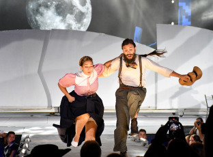 Cosquín, Argentina.- En la foto tomada el 21 de enero de 2024, entre novedades como los debuts de Victoria Birchner y Ariel Ardit, clásicos de la raigambre de Los Manseros Santiagueños y Las Voces de Orán, ratificaciones como el impacto festivalero de Sergio Galleguillo y la solvencia de Franco Luciani y Horacio Banegas, regresos como el de la festiva Cacharpaya y hasta un pedido de casamiento, Cosquín resumió en su apertura el variopinto espíritu que habita su 64° edición.