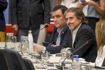 Buenos Aires, Argentina.- En las fotos tomadas el 17 de enero del 2024, Alberto "Bertie "Benegas Lynch (d), diputado nacional por LLA el plenario de comisiones de la Cámara de Diputados que realiza una nueva jornada de debate del proyecto de ley de "Bases y Puntos de Partida para la Libertad de los Argentinos", impulsado por el Poder Ejecutivo, en lo que será el sexto encuentro, luego de que ayer debatieron la norma organizaciones no gubernamentales, organismos de Derechos Humanos, entidades empresarias y sectores de la sociedad civil.