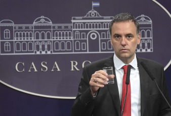 Buenos Aires, Argentina.- En las fotos tomadas el 16 de enero del 2024, el vocero presidencial, Manuel Adorni, brinda una conferencia de prensa en Buenos Aires, Argentina. El presidente Javier Milei, se reunirá este miércoles (17), con motivo de su participación en el Foro Económico Mundial de Davos, en Suiza, con el canciller británico, David Cameron, confirmó hoy Manuel Adorni.