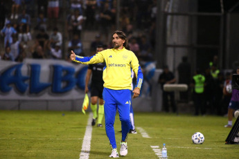 Salta- En la foto del 13 de enero de 2024, el amistoso en Salta Gimnasia y Tiro (S) y Boca Juniors Diego Martinez en su debut como entrenador del del Xeneize. Boca venció 1 a 0 Gimnasia y Tiro en Salta, en un amistoso que marcó el debut de Diego Martínez como técnico del Xeneize. El único gol fue obra de Ezequiel Bullaude, a los ocho minutos de partido.