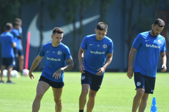 Buenos Aires.- En la foto tomada el 8 de enero de 2024, el plantel de San Lorenzo retomó este lunes sus entrenamientos de pretemporada en la Ciudad Deportiva a la espera de tres futbolistas que tienen acordado su contrato pero aún no lo formalizaron: el arquero Facundo Altamirano y los colombianos Carlos "La Roca" Sánchez y Jhohan Romaña. El plantel de Rubén Insua partirá mañana para Uruguay para comenzar la pretemporada.