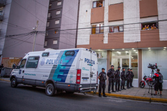 Mar de Ajó, Argentina.- En las fotos tomadas el 4 de enero del 2024, el fiscal a cargo de la investigación, Pablo Gamaleri, se hallaba en las oficinas judiciales de la localidad balnearia de Mar de Ajó, donde indagaba a los siete detenidos mayores de edad. Un nuevo sospechoso fue detenido como acusado de participar del crimen de Tomás Tello Ferreyra, el joven de 18 años asesinado a puñaladas por una patota en la localidad bonaerense de Santa Teresita. Mientras que cuatro de los siete mayores de edad aprehendidos se negaron a declarar ante el fiscal de la causa, informaron fuentes judiciales.