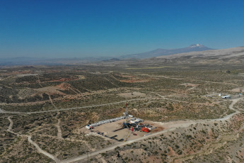 Mendoza, Argentina.- Photos taken on January 29, 2024 show the drilling of the SR.x-1001 exploratory well of the Argentine energy group Aconcagua Energía (AE). The AE announced an agreement with the company Impulsa Mendoza SA to incorporate a new oil tower. Its operation is planned for the third quarter of this year in the Cuyana Basin, with an initial investment of 3.1 million dollars. The equipment could be used in Vaca Muerta, since it meets the necessary conditions, the firm indicated.