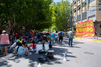 Neuquén, Argentina.- En las fotos tomadas el 30 de enero del 2024, movimientos sociales de Neuquén comenzaron un acampe en las puertas de la Casa de Gobierno provincial, en reclamo de la continuidad laboral de 740 familias y de un pago que estaba comprometido para el mes de diciembre, cuya falta "atenta contra la asistencia social a comedores".