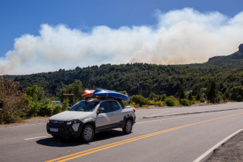 Patagonia, Argentina.- En las fotos tomadas el 29 de enero del 2024, nuevos brigadistas llegan a la zona de los bosques del Parque Nacional Los Alerces, en el extremo norte del Chubut para sumarse a los equipos que combaten el incendio desatado el jueves pasado y que ya consumió más de 1.000 hectáreas en su mayoría de especies nativas en una zona montañosa de difícil acceso.